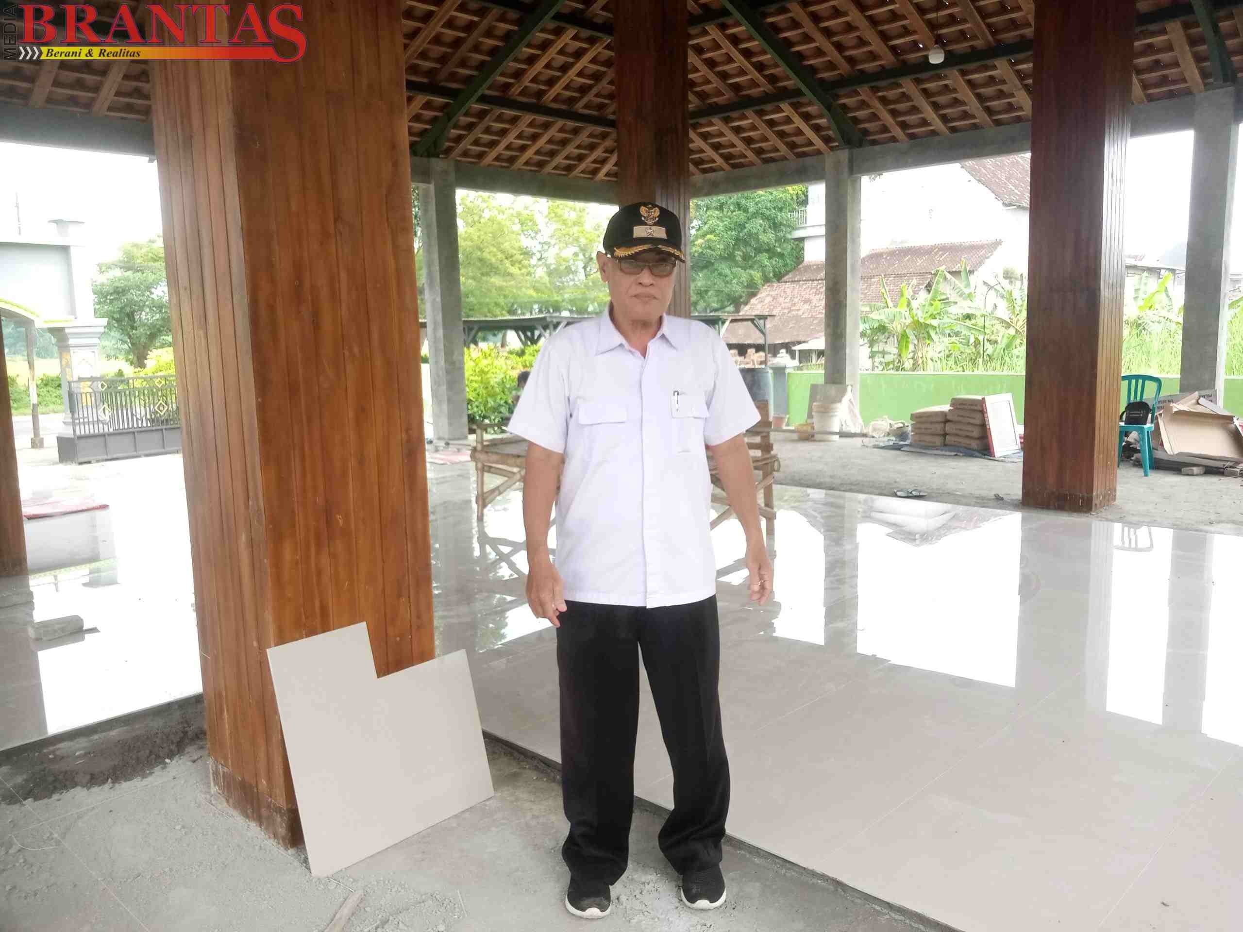 Kepala Desa Kertobanyon,Slamet Priyanto : Pembangunan Pendopo Desa Kertobayon Untuk RakyatMADIUN, Mediabrantas.id- Pembangunan Pendopo Desa Kertobayon, Kecamatan Geger, Kabupaten Madiun untuk kepentingan kesejahteraan rakyat. Karena masyarakat bisa memanfaatkan pendopo Desa Kertobanyon tersebut untuk berbagai kegiatan kreatif dan inovatif. Hal tersebut disampaikan Kepala Desa Kertobanyon Slamet Priyanto usai mengecek pembangunan, Kamis 30 Maret 2023.
Kata Slamet Priyanto, pembangunan infrastruktur menjadi kebutuhan masyarakat, yang berpengaruh besar terhadap akses ekonomi, sosial, budaya dan segi kehidupan lainnya.
"Pembangunan Pendopo Desa Kertobanyon dimulai tahun 2021 bantuan dari BKK Kabupaten Madiun dengan anggaran sebesar 200 juta, tahun 2022 juga dari BKK Kabupaten Madiun dengan anggaran 200 juta, tahun 2023 tapi belum cair dengan anggaran 175 juta, ini final nanti terakir, Inza Alloh tahun 2023 sudah jadi," kata Kepala Desa Kertobanyon Slamet Priyanto, Kamis 30 Maret 2023.
Semacam itu biar kelihatan megah, kita buat joglo tumpangsari kenek go turunan anak putune ( bisa untuk pengingat anak cucunya) , itu tarjet 3 tahun, tahun 2023 sudah diajukan tapi belum cair, tinggal nanti mencairkan, kalau sudah cair kita laksanakan.
"Kita tidak mau menunda -nunda pekerjaan pendopo Desa Kertobanyon ini untuk pisik 80 persen tinggal pinising, pagar putar, plapon ditengah dan lain sebagianya, Alhamdulillah dengan dibantu Bapak Dewan Perwakilan Rakyat Daerah (DPRD) Kabupaten Madiun, Slamet Riyadi dari Partai Kebangkitan Bangsa (PKB), untuk Desa Kertobanyon betul- betul diperhatikan," terangnya.
Lebih Lanjut, Slamet Priyanto berharap kita nanti untuk mengakses pertemuan - pertemuan baik itu pertemuan oleh masyarakat dan lainnya ada disini, selain itu kegiatan NU (nadatul ulama) satu abad di Kecamatan Geger dipusatkan disini.
"Perpindahan kantor lama kesini tahun 2019, semenjak saya menjadi kepala desa dilantik kurang lebih satu minggu pindah sambil berbenah, dulu pembangunan dari nol, visi misi saya gandengkan untuk menyejahterakan masyarakat Kertobanyon baik itu SDMnya, ekonominya, baik pembangunanya semua kita tingkatkan semaksimal mungkin, Alhamdulillah didukung H.Slamet Riyadi dari PKB, seandainya tidak ada BKK kita ngak bisa mbangun," ungkapnya.
Menurut Kepala Desa Kertobanyon, kita berupaya semaksimal mungkin selama ini, dulu dipegang si A, si B sudah baik, ini kita lebih baik, bisa dirasakan masyarakat.
"Saya mengucapkan banyak terima kasih pemerintah Kabupaten Madiun, biarpun usulan Bapak Dewan melalui BKK yang jelas ini campur tangan Pemerintah Kabupaten Madiun sehingga apa yang menjasi visi misi saya selama menjabat Kepala Desa baru separuh perjalanan, Alhamdulillah bisa mewujudkan, yang saya cita-citakan, harapan saya nanti lebih baik lagi, lebih baik daripada kita laksanakan dan kemungkinan pendopo sudah jadi, Inza Alloh semua kegiatan bisa ke pendopo Desa Kertobayon," tuturnya.( Sugeng Rudianto) Slamet Priyanto
