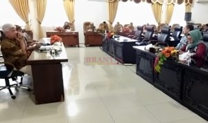 Kepala Diskoperindag Kota Mojokerto Hj. Ani Wijaya, MM, saat memberikan klarifikasi dan pendapatnya di depan Ketua DPRD Kota Mojokerto dan jajarannya saat RDP