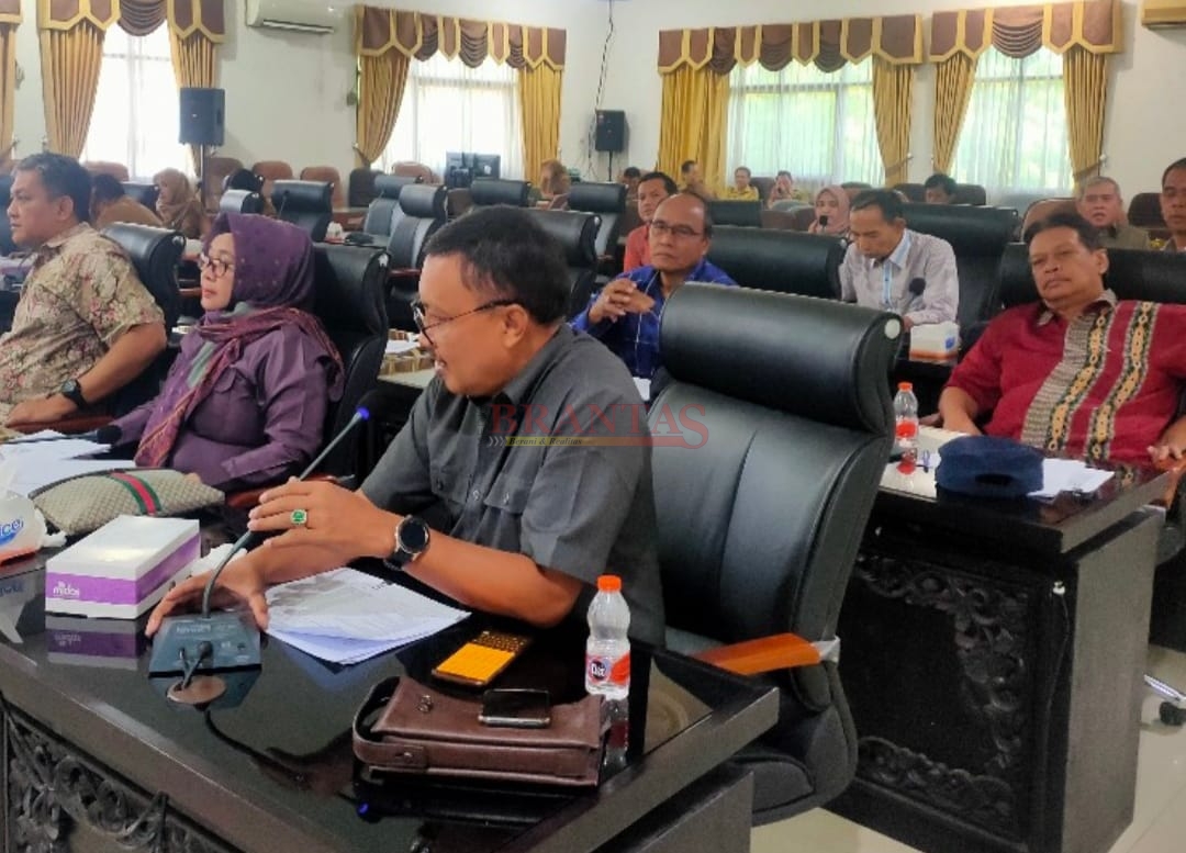 Anggota Komisi II DPRD Kota Mojokerto H. Sugiyanto, SH saat menyampaikan pendapatnya di acara RDP Dengan Kepala OPD di lingkup Pemkot Mojokerto