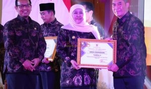 Gubernur Jatim Khofifah Indar parawansa Memberikan Penghargaan kepada Kepala DPMD Kabupaten Mojokerto H. Yudha Akbar Prabowo SE MM Sebagai Juara 3 Lomba Pelaksanaan Gotong Royong Tingkat Jatim