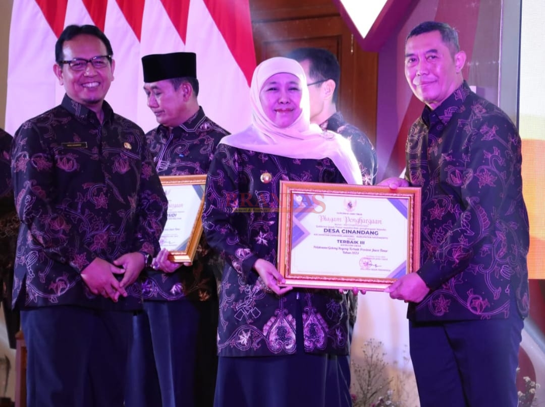 Gubernur Jatim Khofifah Indar parawansa Memberikan Penghargaan kepada Kepala DPMD Kabupaten Mojokerto H. Yudha Akbar Prabowo SE MM Sebagai Juara 3 Lomba Pelaksanaan Gotong Royong Tingkat Jatim