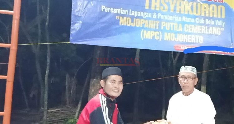 Kartono, S.Sos, Manajer yang juga pemilik Club Bola Volly Putra MPC Mojokerto memberikan tumpeng kepada H.Tasirin, SH, MH Panasehat Club Bola Volly Mojokerto saat launching
