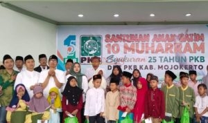 Jajaran Pengurus DPC PKB dan Fraksi PKB DPRD Kabupaten Mojokerto saat memberikan Santunan Kepada Anak Yatim di HARLAH PKB ke 25