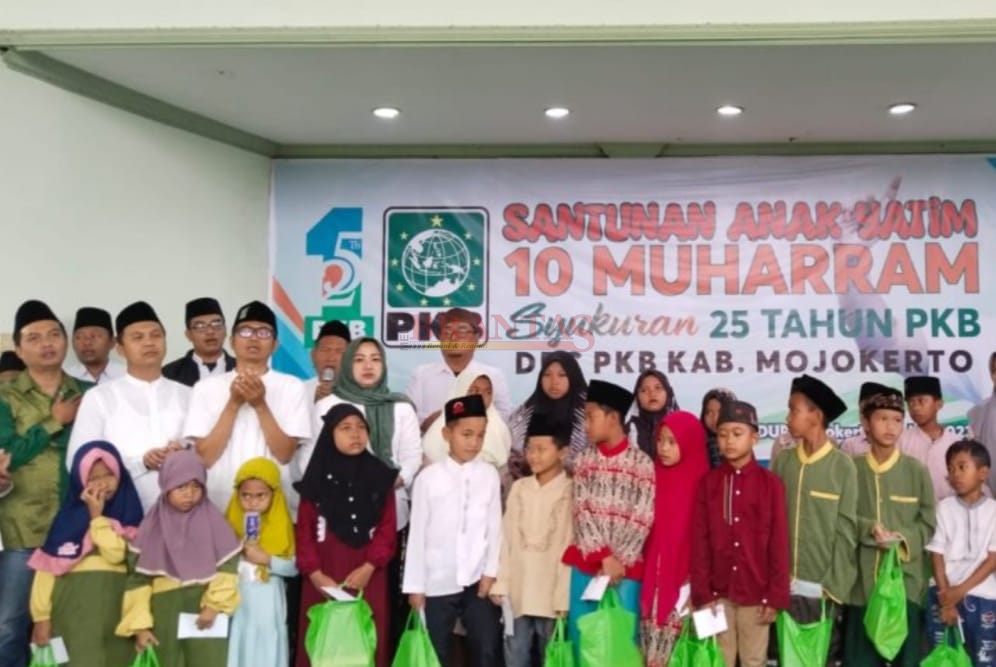 Jajaran Pengurus DPC PKB dan Fraksi PKB DPRD Kabupaten Mojokerto saat memberikan Santunan Kepada Anak Yatim di HARLAH PKB ke 25