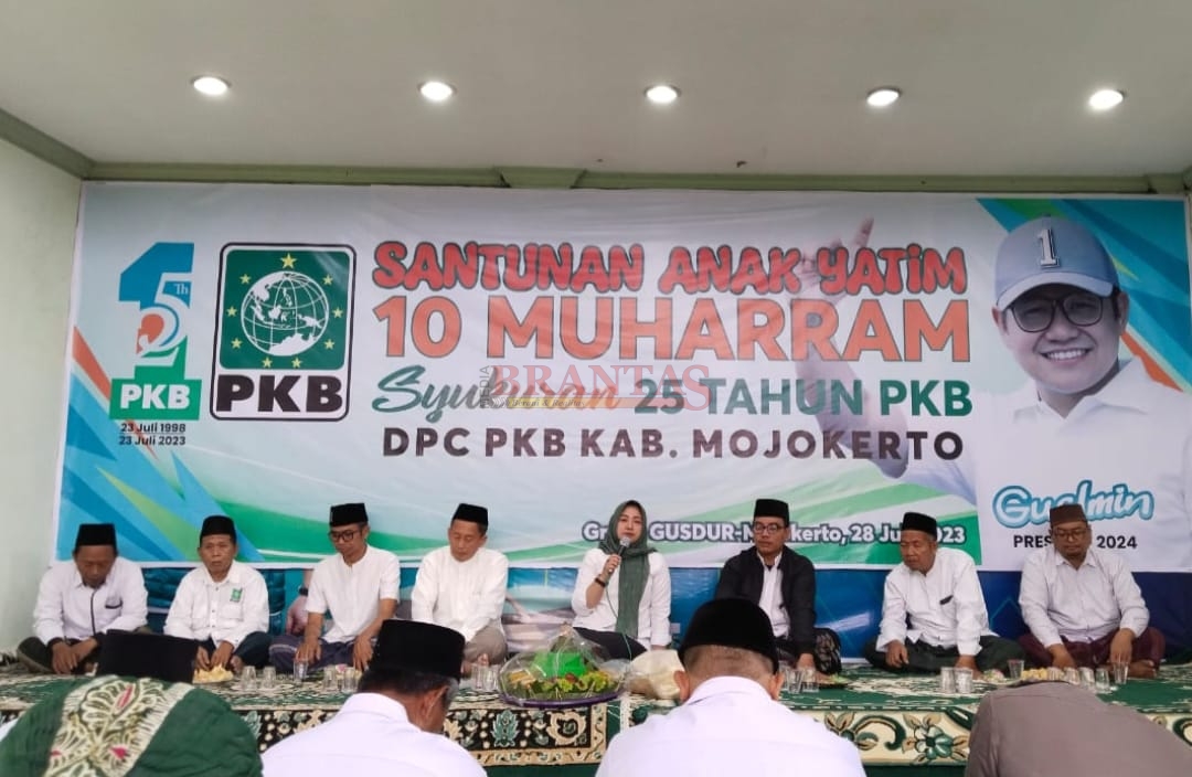 Ketua DPC PKB Kabupaten Mojokerto Hj. Ayni Zuroh, SE, MM, saat memberikan sambutan pada Tasyakuran HARLAH PKB ke 25 dan Santunan Anak Yatim