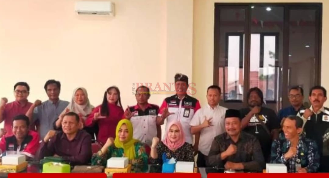 Para pengurus DPD LIRA Mojokerto- Raya dan Masyarakat Desa Bendung saat Audensi Dengan Jajaran Komisi I dan Komisi III DPRD Kabupaten Mojokerto