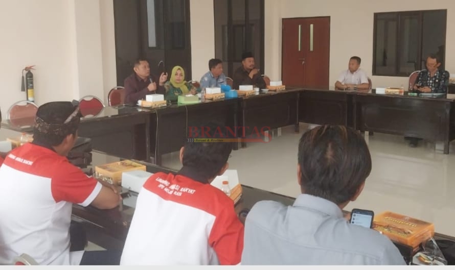 Ketua Komisi III DPRD Kabupaten Mojokerto H. Pitung Hariyono SE didampingi Ibu Riendawati, M.Kes Wakil Ketua Komisi I saat Audensi Dengan DPD LIRA Mojokerto Raya Terkait Galian C di Desa Bendung