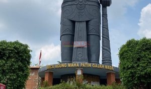 Keluarga Besar Wisata Desa BMJ Mojopahit Mojokerto dengan patung Archa Mahapatih gajah Mada