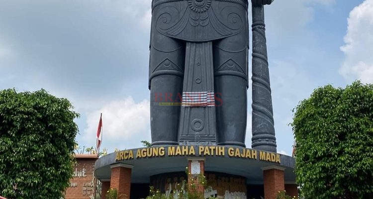 Keluarga Besar Wisata Desa BMJ Mojopahit Mojokerto dengan patung Archa Mahapatih gajah Mada