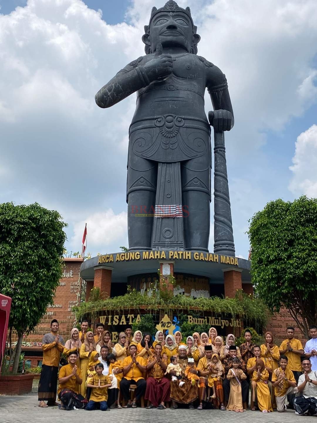 Keluarga Besar Wisata Desa BMJ Mojopahit Mojokerto dengan patung Archa Mahapatih gajah Mada