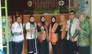 Tim Surveyor dari LAMFI photo bersama di depan Resepsionis Pelayanan UPTD Puskesmas Pesanggrahan