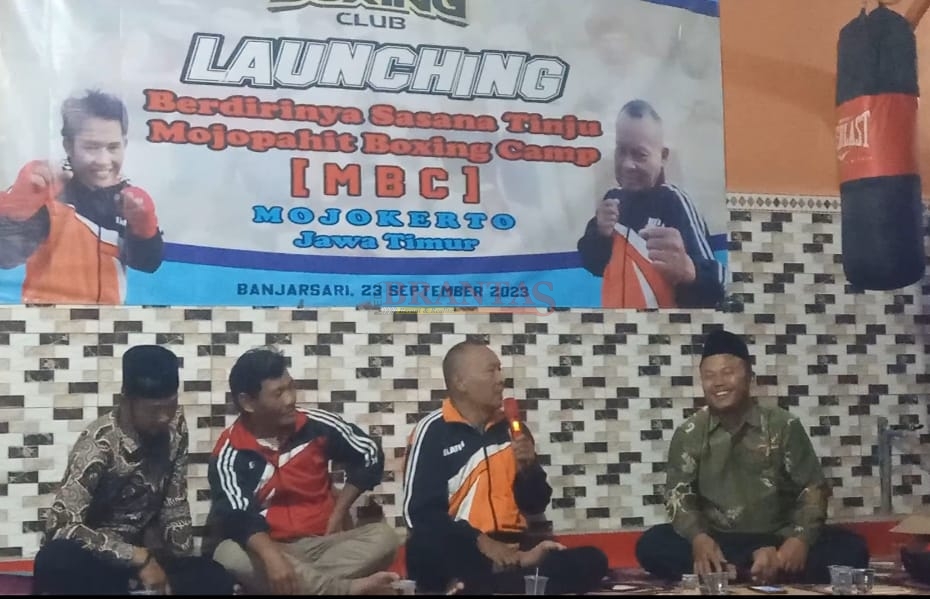 Mantan Petinju Pemegang Sabuk Juara Nasional Abah Bambang Didampingi Ajib ( Pelatih ) Saat menceritakan Pengalamannya di masa muda dulu saat masih jadi petinju