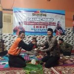 Manager Sasana Tinju MBC Mojokerto Kartono memberikan potongan tumpeng Kepada Kades Banjarsari Subagio sebagai Tanda Tasyakuran Launching