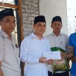 Wabup Gus Barra Didampingi Abah Amin Ngabar Caleg Partai NasDem Dapil 4 Saat memberikan Bantuan kepada warga Kemantren Gedeg yang Rumahnya Terbakar