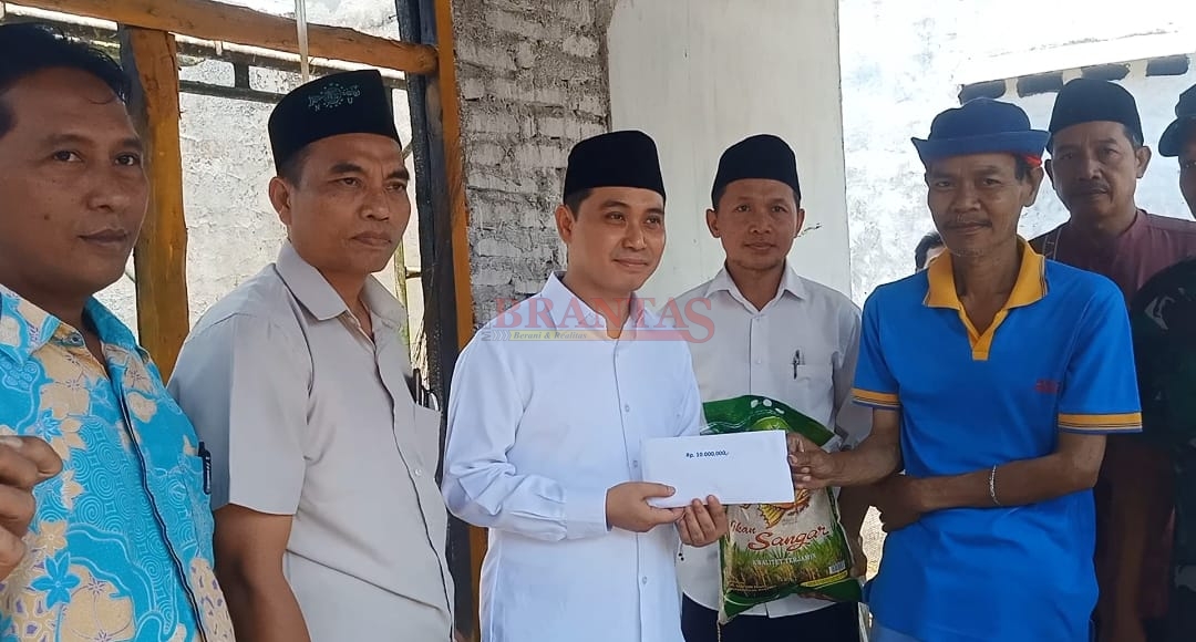 Wabup Gus Barra Didampingi Abah Amin Ngabar Caleg Partai NasDem Dapil 4 Saat memberikan Bantuan kepada warga Kemantren Gedeg yang Rumahnya Terbakar