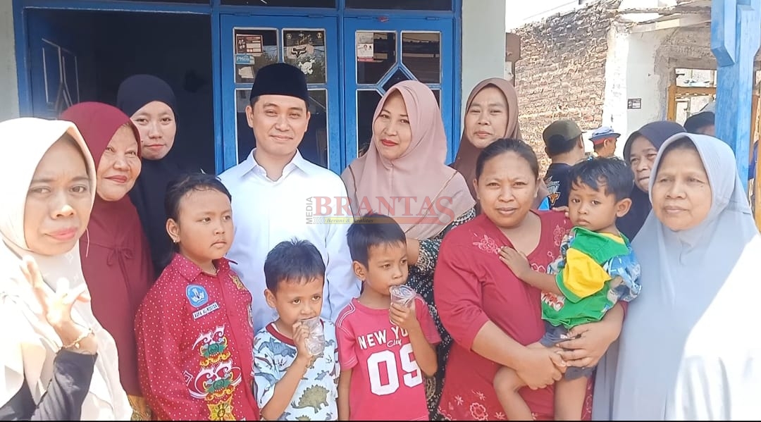 Wabup Gus Barra photo bersama keluarga korban yang mengalami musibah kebakaran