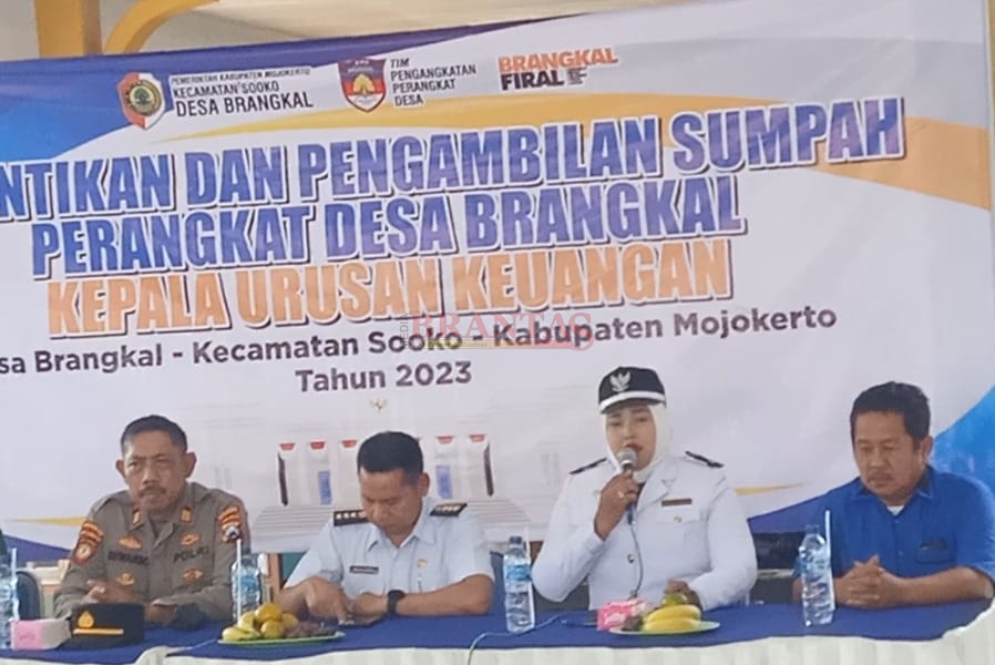 Ning Lurah Brangkal Nur Ely Suryani saat menyampaikan sambutannya Didampingi Forkopimca Sooko