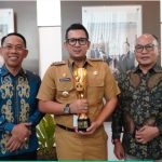 PJ. Walikota Mojokerto Mohammad Ali Kuncoro memegang Piala