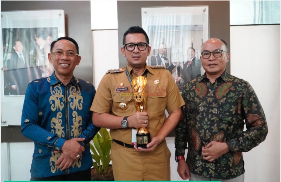 PJ. Walikota Mojokerto Mohammad Ali Kuncoro memegang Piala