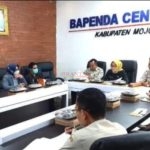 Kepala Bapenda Kabupaten Mojokerto Hj. Mardiasih SH MH didampingi Sekretarisnya H. Pipit Susatiyo SE MM Saat rapat membahas target penerimaan pajak akhir tahun