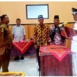 Kades Agus Sudarmaji saat melantik dan mengambil sumpah jabatan dua Perangkat Desa Warugunung disaksikan Camat Pacet Aprianto SE MM