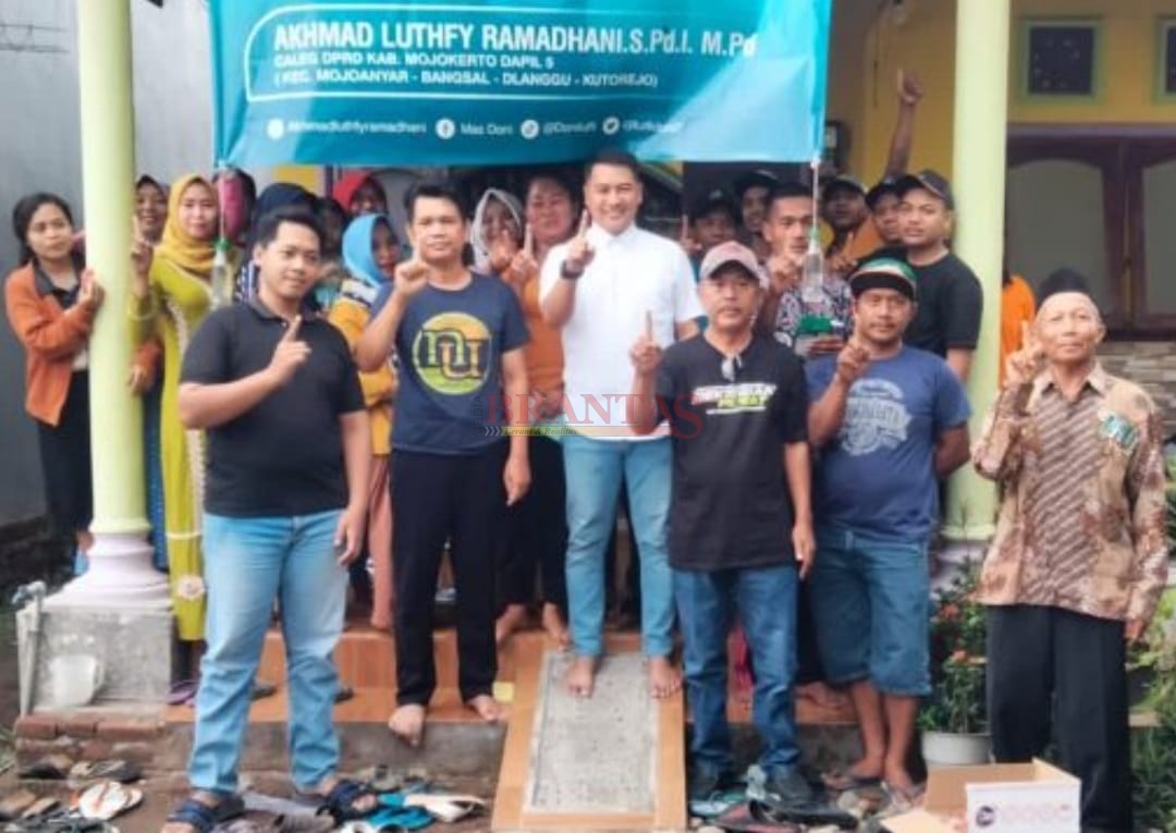 Caleg PKB Kabupaten Mojokerto Dapil 5 Nomor Urut 1 Akhmad Luthfy Ramadhani, M. Pd, ( Baju Putih) Saat melakukan Sosialisasi kepada Masyarakat di Dusun Dempel Desa Tumapel