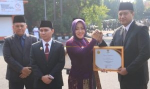 Bupati Mojokerto dr Ikfina Fahmawati memberikan Penghargaan Kepada Kepala Dinas Sosial Try Raharjo Murdianto atas Inovasi SANG PATIH KESOS