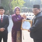 Bupati Mojokerto dr Ikfina Fahmawati memberikan Penghargaan Kepada Direktur RSUD RA Basoeni Gedeg Atas Pelayanan Prima Kepada Pasien