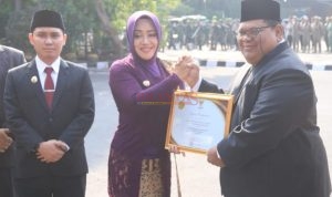 Bupati Mojokerto dr Ikfina Fahmawati memberikan Penghargaan Kepada Direktur RSUD RA Basoeni Gedeg Atas Pelayanan Prima Kepada Pasien
