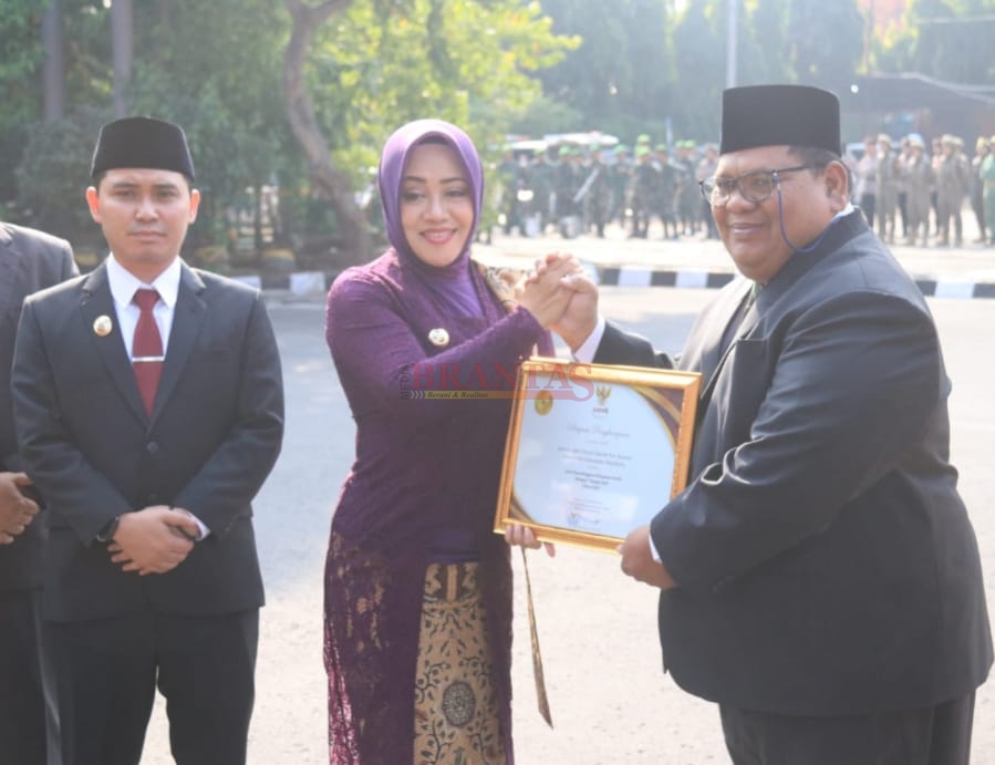 Bupati Mojokerto dr Ikfina Fahmawati memberikan Penghargaan Kepada Direktur RSUD RA Basoeni Gedeg Atas Pelayanan Prima Kepada Pasien