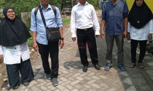 Wakil Ketua DPD Partai NasDem Kabupaten Mojokerto Surya didampingi Perangkat Desa Kepuhanyar saat cek lokasi yang telah dipaving