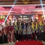 Bupati Mojokerto dr Ikfina Fahmawati didampingi Kepala Bapenda Hj. Mardiasih SH MH photo bersama dengan Karyawan dan karyawati Bapenda usai acara Penghargaan Gala Dinner