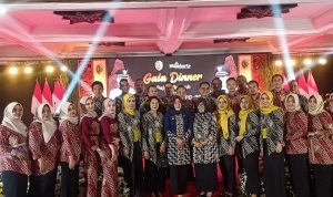 Bupati Mojokerto dr Ikfina Fahmawati didampingi Kepala Bapenda Hj. Mardiasih SH MH photo bersama dengan Karyawan dan karyawati Bapenda usai acara Penghargaan Gala Dinner