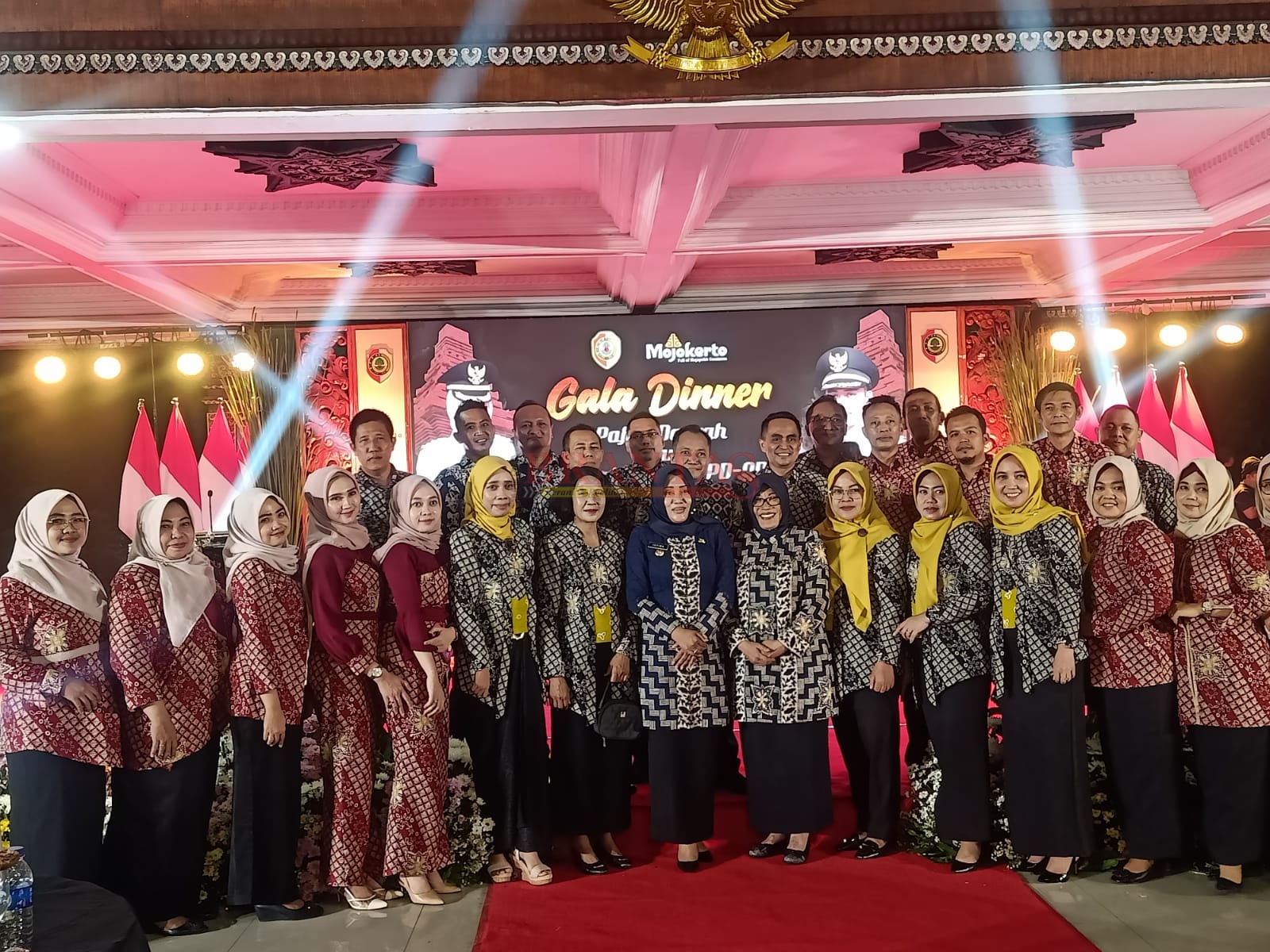 Bupati Mojokerto dr Ikfina Fahmawati didampingi Kepala Bapenda Hj. Mardiasih SH MH photo bersama dengan Karyawan dan karyawati Bapenda usai acara Penghargaan Gala Dinner