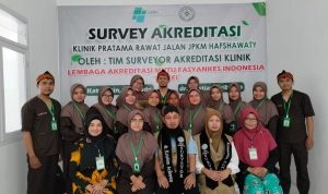 Tim Surveyor Akreditasi dr.Kristian Aribowo dan Bu Katmiatin, STr. Keb. Bdn Photo bersama dengan Tim Medis Klinik Pratama Rawat Jalan JPKM Hafshawaty