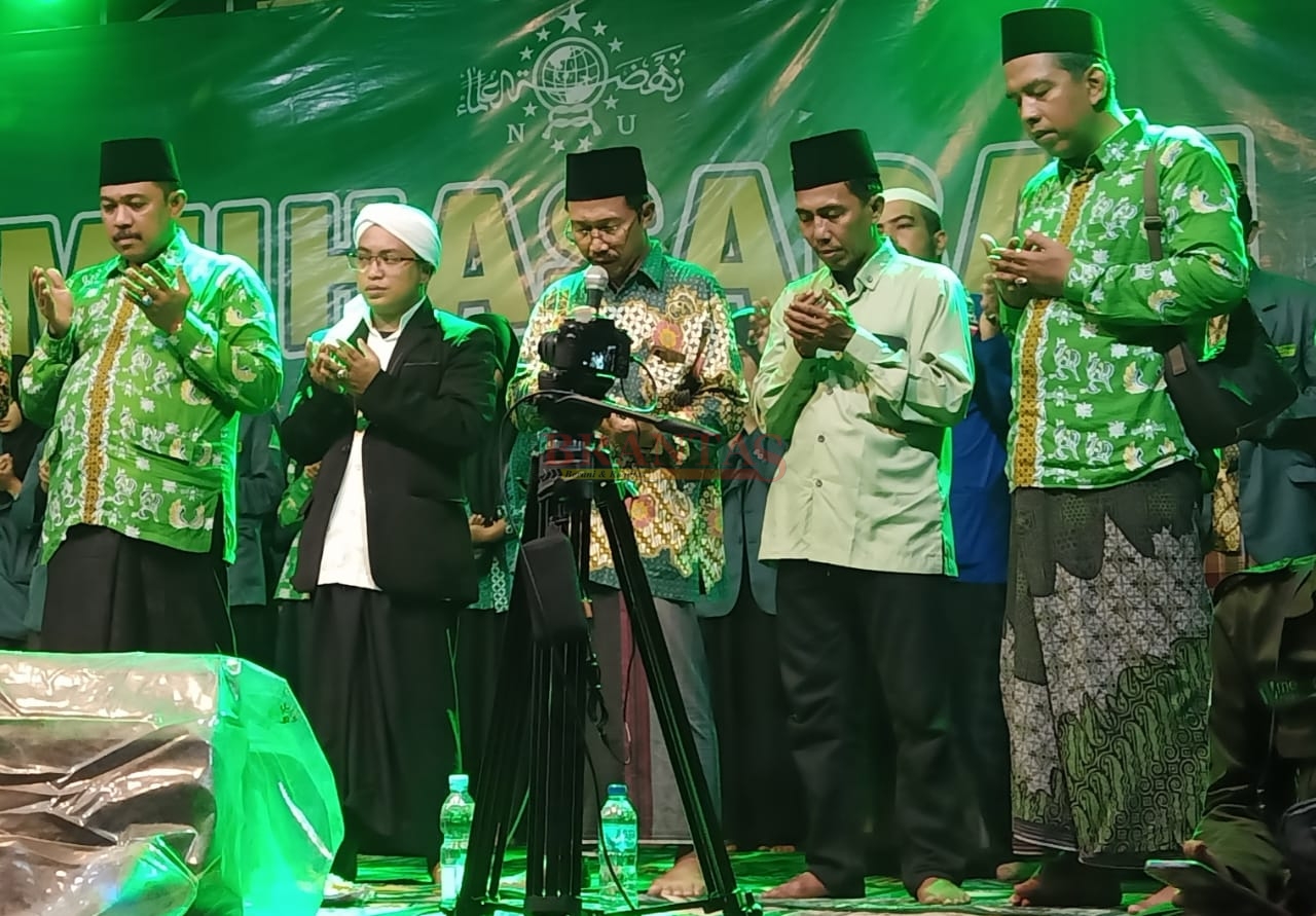 Ketua PCNU Kabupaten Mojokerto KH. Abdul Adim Alawi saat memimpin doa untuk menyongsong tahun baru dan mendoakan para Caleg yang hadir bisa terpilih