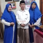 Anggota DPRD Kabupaten Mojokerto Hj Juma'ati SH ( kiri ) photo bersama dengan Wakil Bupati Gus Barra Saat menghadiri acara Sholawatan di Lapangan Desa Kalipuro