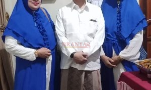 Anggota DPRD Kabupaten Mojokerto Hj Juma'ati SH ( kiri ) photo bersama dengan Wakil Bupati Gus Barra Saat menghadiri acara Sholawatan di Lapangan Desa Kalipuro