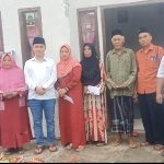 Wabup Gus Barra didampingi H. Khoirul Amin Caleg Nasdem Dapil 4 Nomor Urut 1 saat memberikan Bantuan dan Santunan Korban Angin Puting Beliung