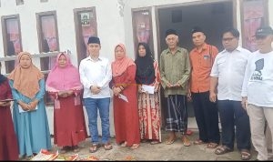 Wabup Gus Barra didampingi H. Khoirul Amin Caleg Nasdem Dapil 4 Nomor Urut 1 saat memberikan Bantuan dan Santunan Korban Angin Puting Beliung