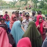 Bupati Mojokerto dr Ikfina Fahmawati didampingi Kepala BPBD dan Kades Mojowono saat menyampaikan sambutannya di lokasi Angin Puting Beliung