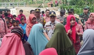 Bupati Mojokerto dr Ikfina Fahmawati didampingi Kepala BPBD dan Kades Mojowono saat menyampaikan sambutannya di lokasi Angin Puting Beliung