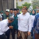 Gus Halim Mewakili Cawapres Gus Muhaimin didampingi Ketua DPC PKB Kota Mojokerto Gus Joened saat berjalan menuju kediaman Almarhum Riyanto