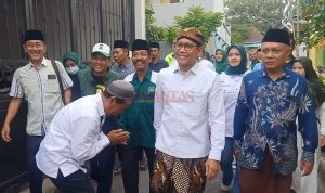 Gus Halim Mewakili Cawapres Gus Muhaimin didampingi Ketua DPC PKB Kota Mojokerto Gus Joened saat berjalan menuju kediaman Almarhum Riyanto