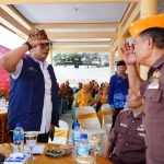 Pj Walikota Mojokerto Mas Ali Kuncoro memberikan hormat kepada Veteran