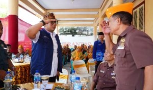 Pj Walikota Mojokerto Mas Ali Kuncoro memberikan hormat kepada Veteran