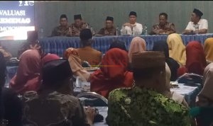 Ketua GP Ansor yang Menjabat Penasehat GKMNU Kabupaten Mojokerto Gus Barra Didampingi Kepala Kemenag H. Muttakin saat memberikan sambutannya