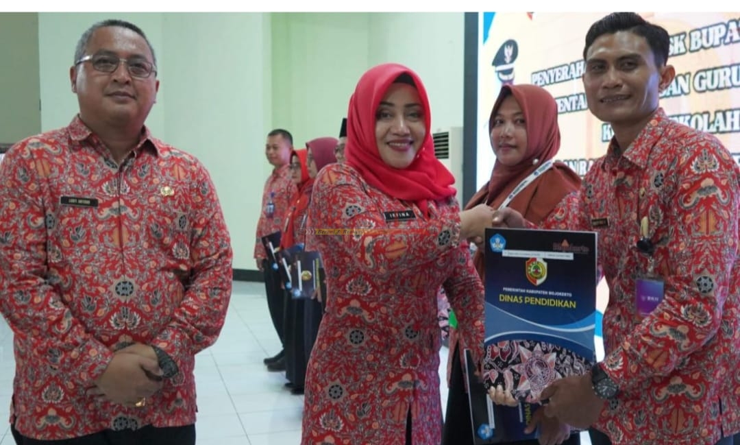 Kepala Dinas Pendidikan Kabupaten Mojokerto Ludfy Ariyono AP, S.Sos, M.Si, Mendampingi Bupati Ikfina saat Menyerahkan Petikan SK Kepala Sekolah