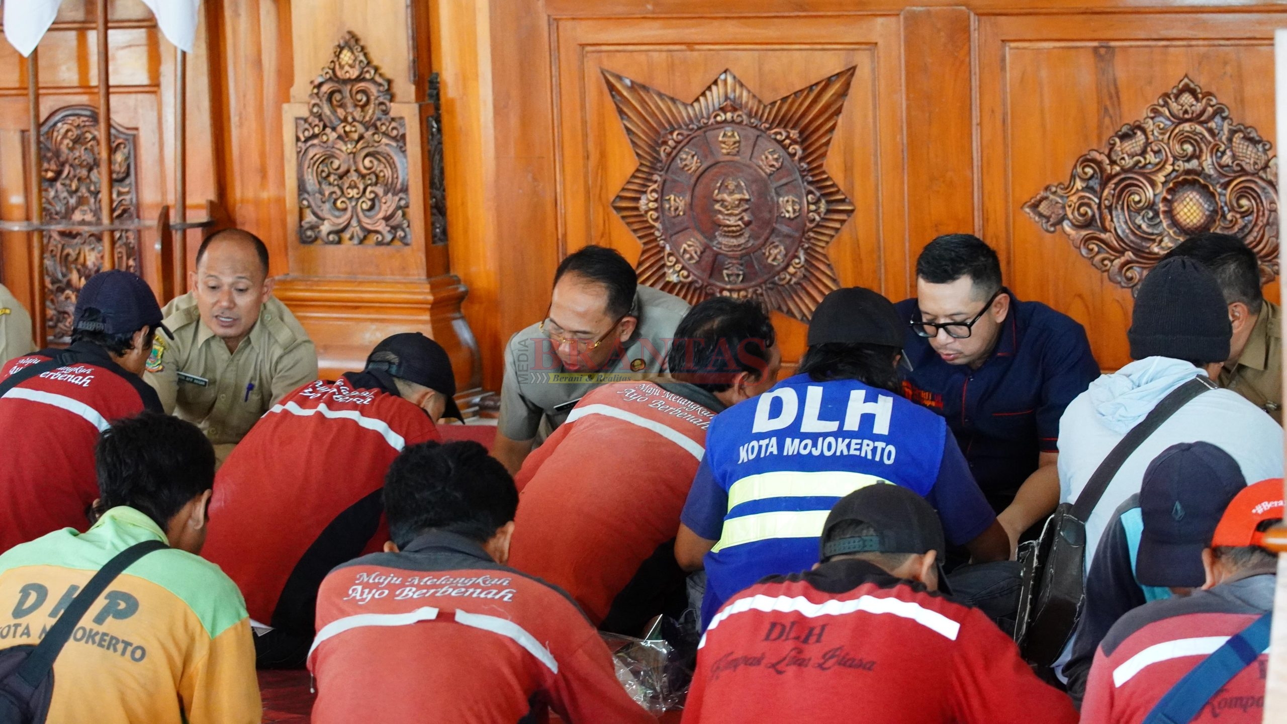 Mas Pj Walikota Mojokerto Ali Kuncoro saat makan siang bersama dengan petugas Kebersihan