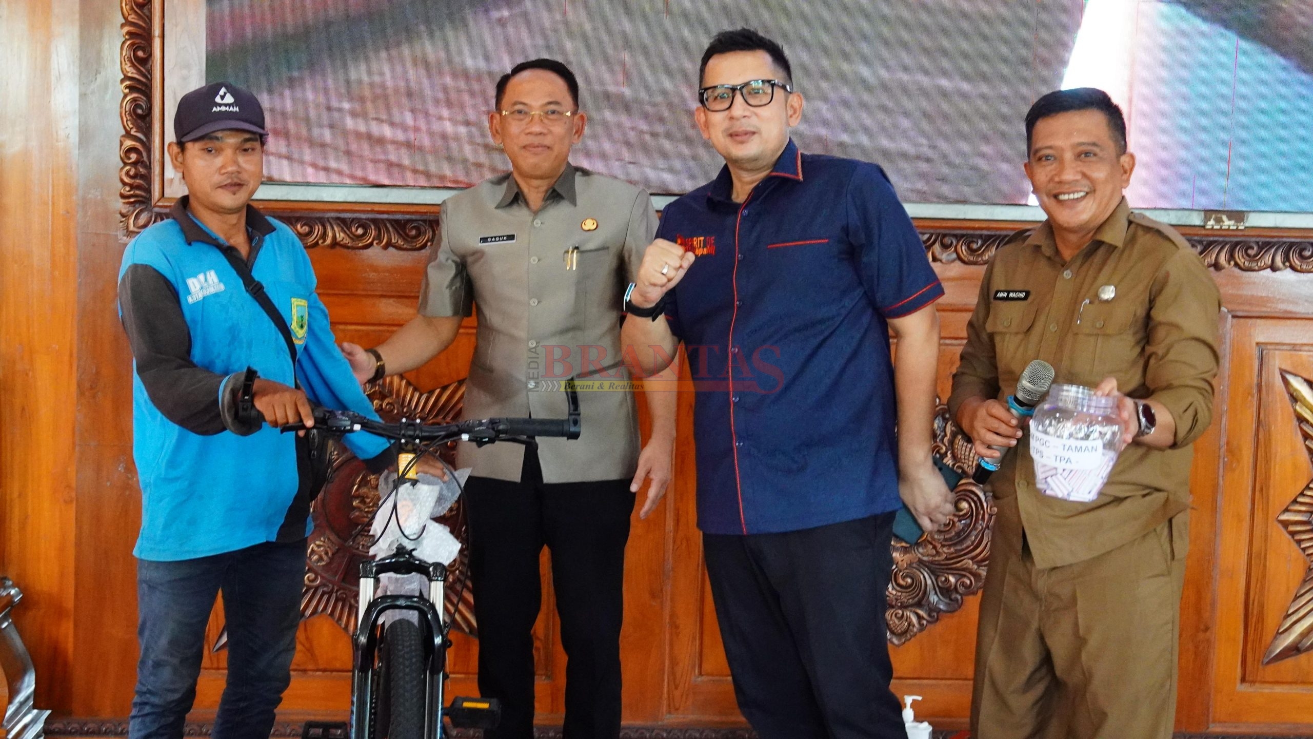 Mas Pj Walikota Mojokerto Mas Ali Kuncoro memberikan door prize sepeda pancal